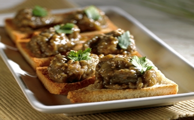 Tostadas con puré de berenjena